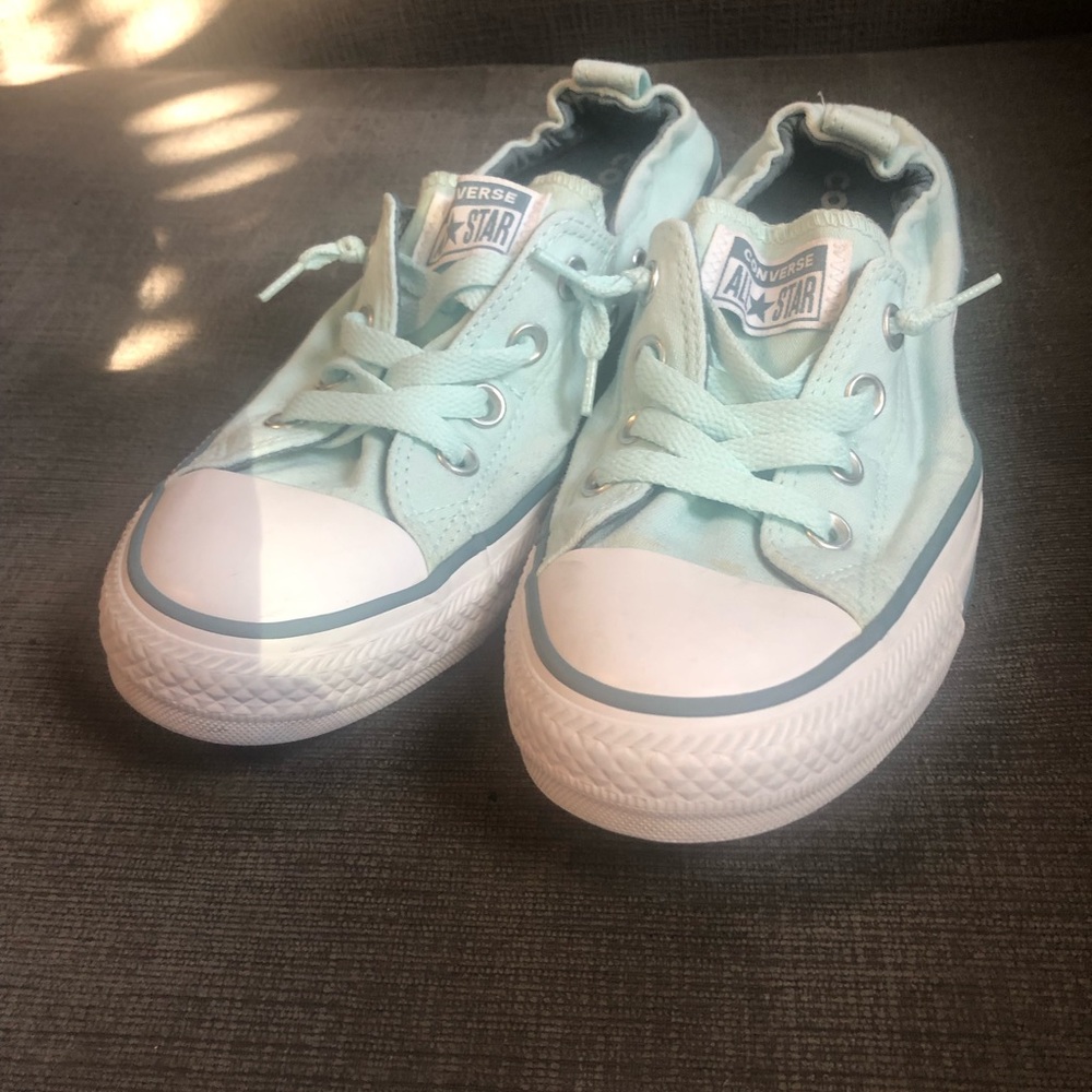 Womens size 9 converse slip on sneakers